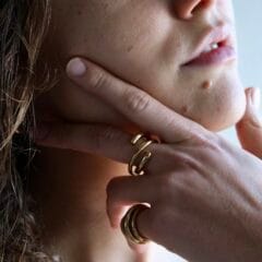 Cutted ring verguld