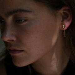 Conflicting earrings gold plated